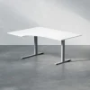 DPJ Workspace Fester Schreibtisch mit geschwungener Platte