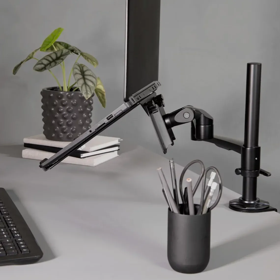 DPJ Workspace Laptophalter für Monitorarme Raise Laptop Holder 01